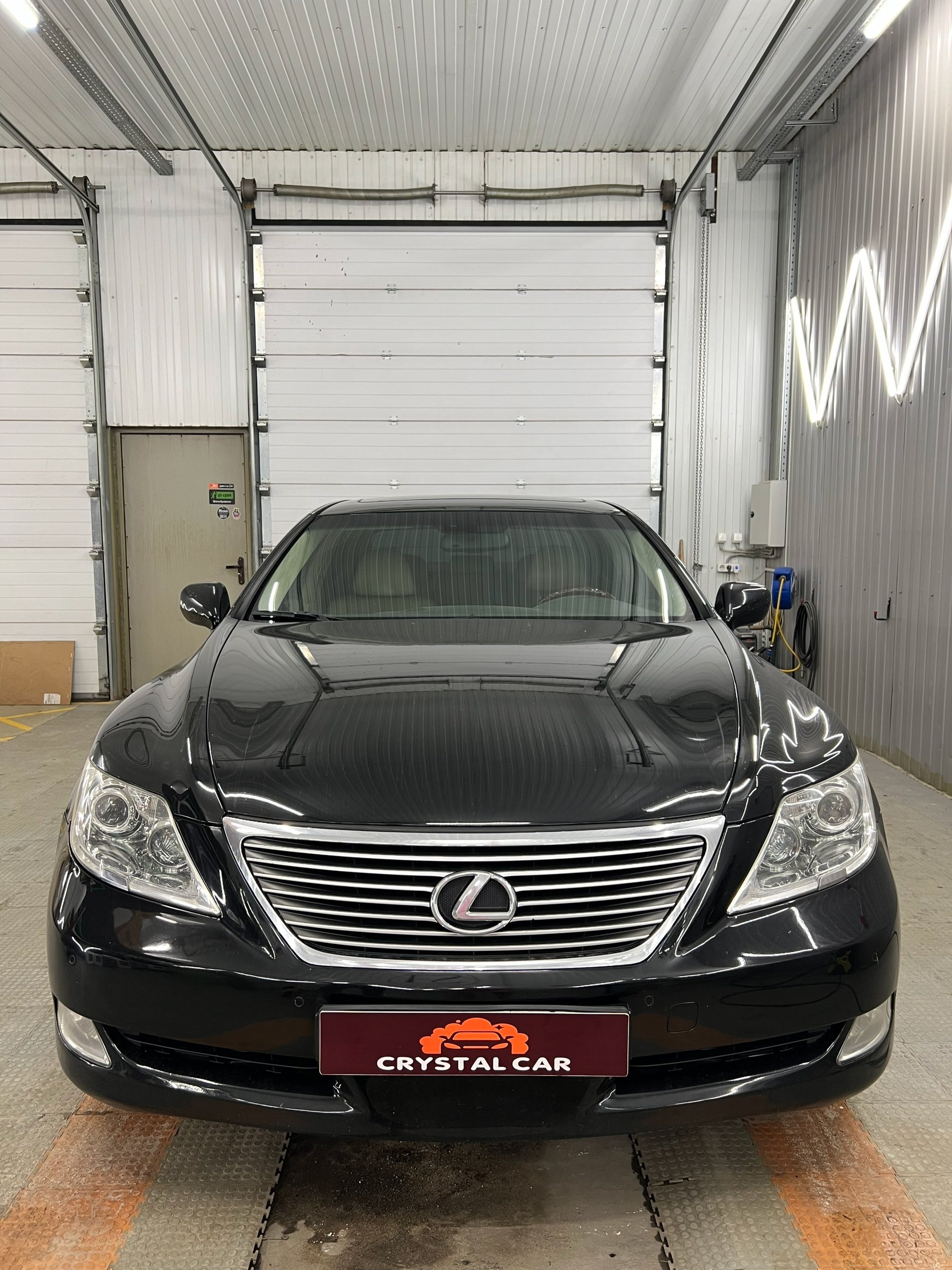 Lexus после реставрации кожаных элементов интерьера в CrystalCar